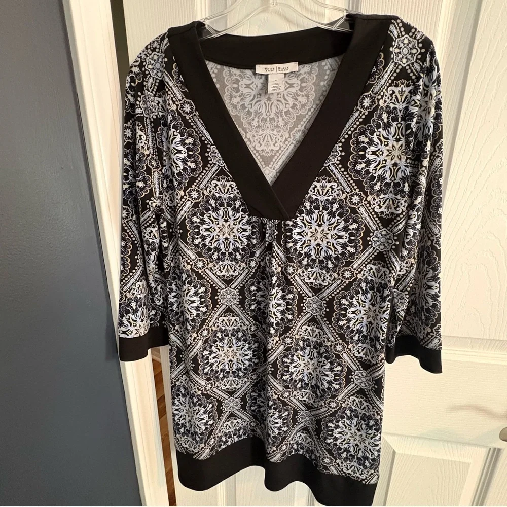 White House Black Market Black & White V-Neck Medallion Tunic